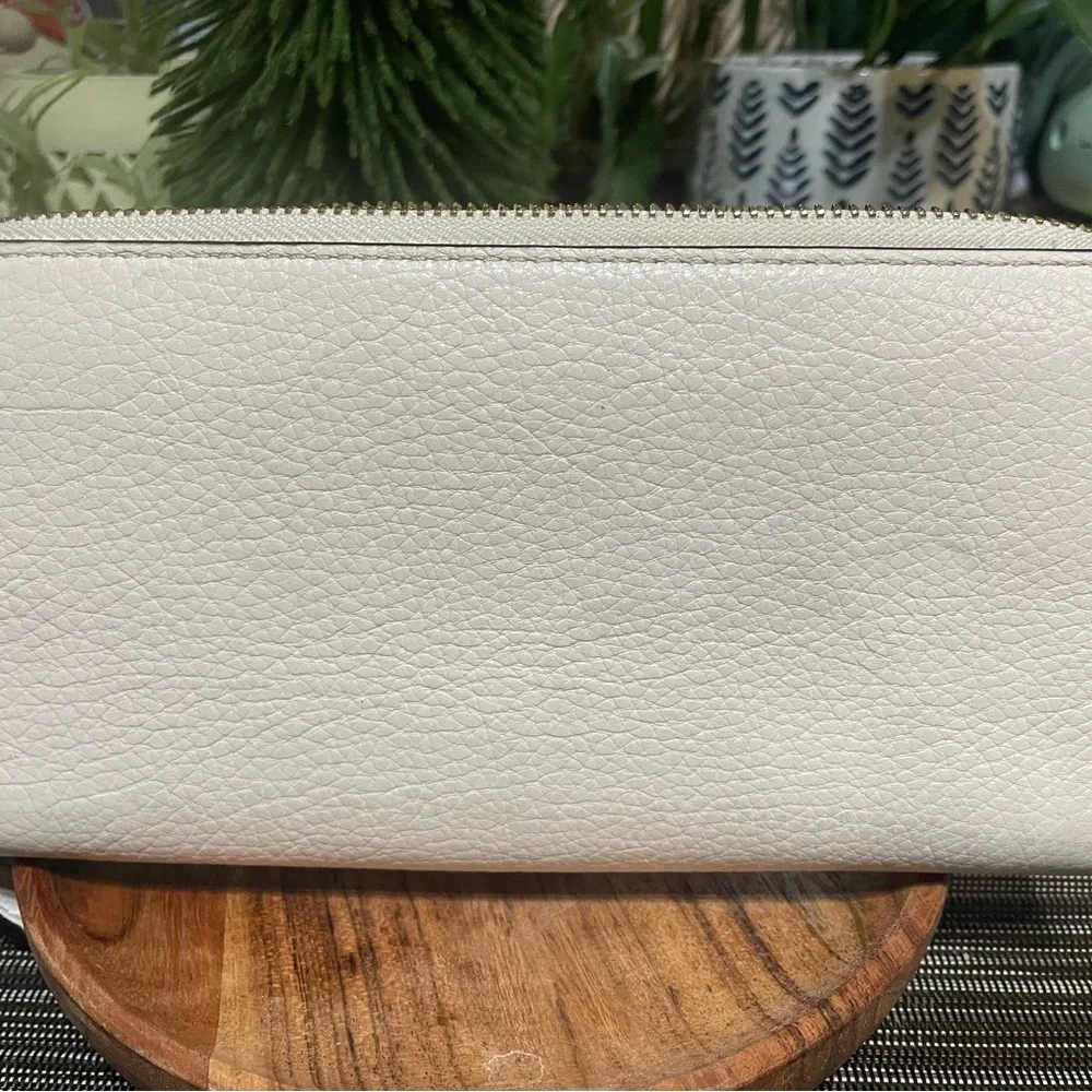 Coach Turnlock Bow Leather Zip Wallet in Chalk - Picture 3 of 9